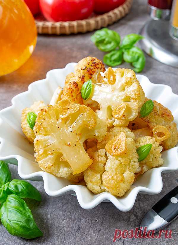 Запеченная цветная капуста с чесночным маслом на Вкусном Блоге Готова спорить, что вкуснее гарнира из цветной капусты вы не ели. У нее шикарная текстура и очень интересный деликатный вкус. Никакого капустного духа и в помине нет 😉 Честно говоря, я бы могла ее есть и не как гарнир, а просто саму по себе – как самостоятельное блюдо. Для веганского…
