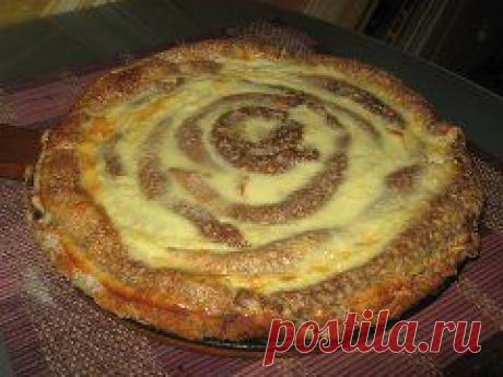 УЛИТКА - БЛИННЫЙ ПИРОГ в Духовке.  **Блины 10-12шт, творог (твор/масса) 500г, сахар 2с/л, яйцо 1шт,ваниль. Заливка: яйца 2шт, сахар 2с/л, сметана 3с/л. *Растереть творог+яйцо, сахар+ваниль - эту массу на каждый блин, свернуть трубочками. Начинка: изюм, курага, или фрукты. В форму выложить блины по спирали, сверху  покрыть заливкой. *В духовку на 35мин.