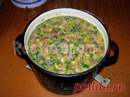 Горячий сырный суп с колбасой.