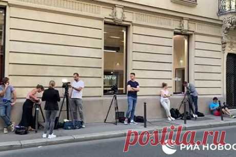 Журналисты и поклонники Бельмондо начали собираться у его дома в Париже. Журналисты собрались в седьмом округе Парижа на улице Сен-Пэр, где, предположительно, располагалась квартира, в которой в последнее время жил всемирно известный французский актер Жан-Поль Бельмондо. Сюда приходят и парижане — почитатели его таланта.
