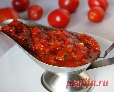 Томатный соус Наконец-то у меня дошли руки до раздела “Соусы”. На днях я приготовила полтора литра вкуснейшего томатного соуса, рецептом которого мне не терпится с вами поделиться. Этот соус можно подавать к мясу и птице, заправлять им пасту, добавлять в пиццу и много куда еще. Брат мужа сказал, что он вообще готов есть этот соус ложками  [...]