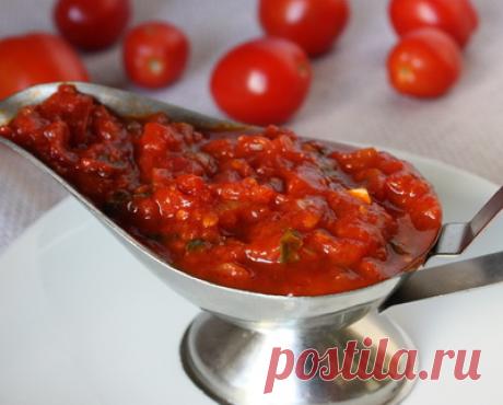 Томатный соус Наконец-то у меня дошли руки до раздела “Соусы”. На днях я приготовила полтора литра вкуснейшего томатного соуса, рецептом которого мне не терпится с вами поделиться. Этот соус можно подавать к мясу и птице, заправлять им пасту, добавлять в пиццу и много куда еще. Брат мужа сказал, что он вообще готов есть этот соус ложками  [...]