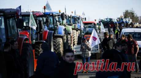 Во Франции протесты фермеров привели к перебоям в поставках в сети супермаркетов. Одна из крупнейших сетей супермаркетов во Франции Lidl столкнулась с проблемами поставок товаров в магазины из-за протестов фермеров. Читать далее