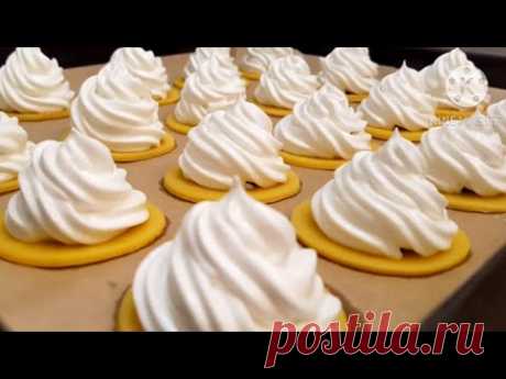 НЕРЕАЛЬНО ВКУСНОЕ ПЕЧЕНЬЕ!"ВОЗДУШНЫЕ ПОЦЕЛУИ"❤КУСОЧЕК БУКВАЛЬНО ТАЕТ ВО РТУ!ПРОСТО,ВКУСНО И ДОСТУПНО Ингредиенты: - 2 чашки муки - 1 чашка сахара - 1/2 чашки сливочного масла - 3 ст.л. какао-порошка - 5 ст.ложек молока Приготовление: 1. Взбить размягченное сливочное масло с сахаром.
2. Добавить молоко, порошок какао и еще раз взбить.
3. Добавить муку и замесить тесто.
4. Раскатать тесто и формочками для печенья вырезать различные фигурки.
5. На застеленный бумагой для запекания противень вылож…