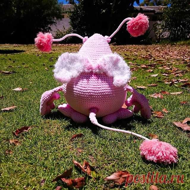 Back side of the Positive. These wings are so cute, aren't they? 😍
Positive will be available at @collab.freo 
#crochettiky_toys