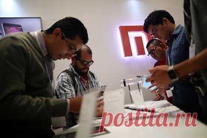 Смартфон Xiaomi получит экран без складок. Китайская корпорация Xiaomi запланировала выход инновационного складного смартфона. Складной аппарат Mix Fold 4 будет иметь новую конструкцию шарниров, благодаря чему на гибком экране не будут появляться складки. Также девайс получит процессор Qualcomm Snapdragon 8 Gen 3, 16 гигабайт оперативной памяти.