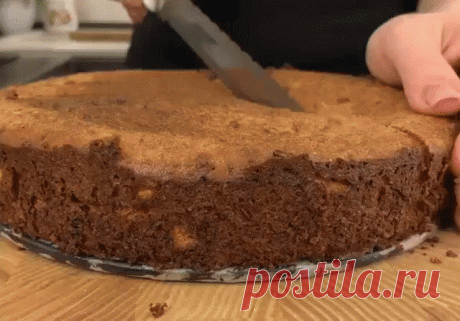 Вкусная творожная запеканка:
Ингредиенты: 
- Творог — 500 г 
- Яйцо — 4 шт 
- Сахар — 7 ст. л. 
- Сметана (20%, с горкой) — 2 ст. л. 
- Крахмал (с горкой) — 2 ст. л. 
- Ванилин 
- Изюм (по желанию)
 Приготовление: 
1. Взбиваем творог, желтки, сахар, сметану, крахмал, ванилин. 
2. Взбиваем белки. 
3. Смешиваем творожную массу со взбитыми белками. 
4. По желанию добавляем изюм или другие сухофрукты. 
5. Выкладываем в форму, застеленную пергаментной бумагой, смазанную сливочным маслом. 
6. Выпекае