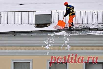 Рабочего придавило глыбой льда во время чистки крыши под Москвой. В подмосковном городе Щелково пожилого сотрудника управляющей компании придавило глыбой льда, когда рабочие чистили крышу от снега. Об этом сообщает прокуратура Московской области. Инцидент произошел днем 12 февраля. Наледь рухнула с кровли, и мужчина получил несовместимые с жизнью травмы.