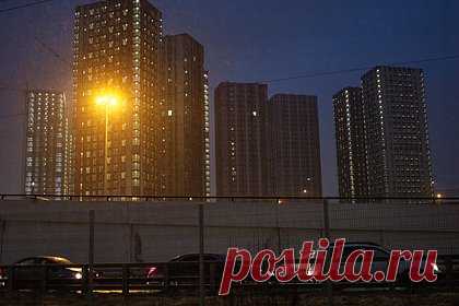 В Москве стали продавать меньше новостроек. За 2022 год в Москве снизились продажи новостроек — показатель сократился на 14 процентов относительно 2021 года. В течение года в столице зарегистрировали 85 тысяч договоров долевого участия на строительство жилья. По словам экспертов, с учетом нежилых объектов продажи на первичном рынке упали на 15 процентов.