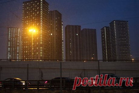 В Москве стали продавать меньше новостроек. За 2022 год в Москве снизились продажи новостроек — показатель сократился на 14 процентов относительно 2021 года. В течение года в столице зарегистрировали 85 тысяч договоров долевого участия на строительство жилья. По словам экспертов, с учетом нежилых объектов продажи на первичном рынке упали на 15 процентов.