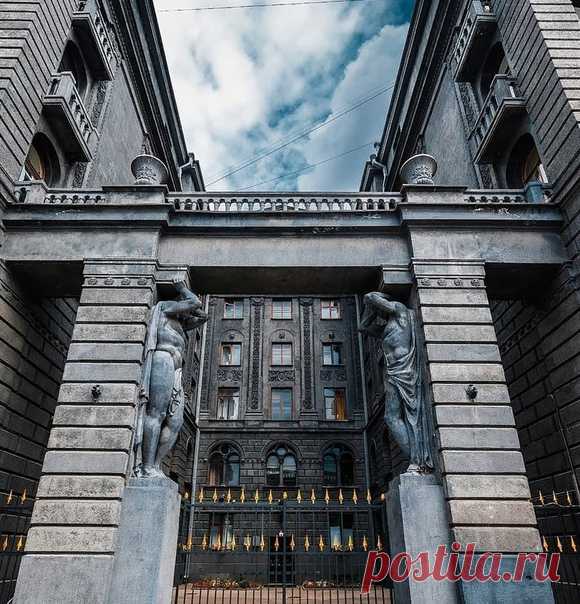 Атланты Дома «Шоколадного короля»