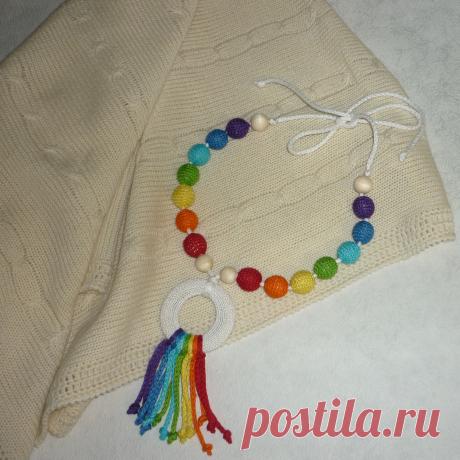 Слингобусы - незаменимая вещь не только для кормящих мам. Такой яркий аксессуар поможет отвлечь малыша в поликлинике, в поездке, помогает развивать мелкую моторику.
Для изготовления использованы только натуральные материалы - кольцо из бука, бусины из липы, хлопковая пряжа. Все можно грызть, бусы можно постирать.