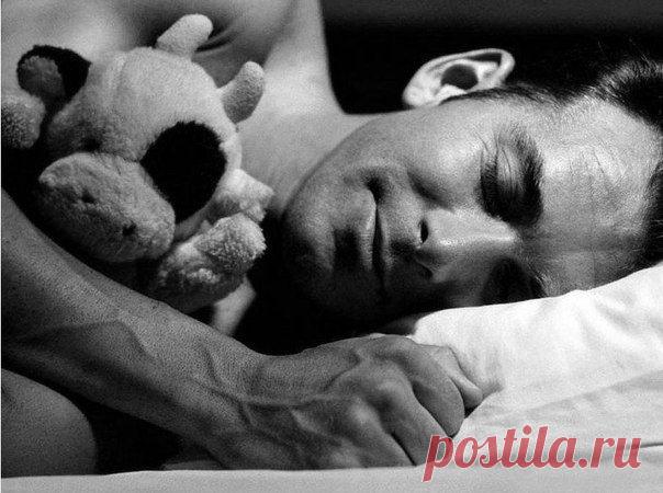 И вот так они оба друг без друга живут.
Он старательно, а она неумело.
И вот так они каждый день себе врут,
Мол забыла, остыл, отболело.
Марина Маслова