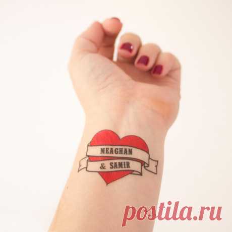 Вдохновляемся идеями: 20 приятных мелочей ко Дню святого Валентина | Чёрт побери До Дня святого Валентина остаётся совсем немного времени, но вы ещё успеете купить подарок своей второй половинке, если не удосужились побеспокоиться об этом заранее.  Временная татуировка.  Перчатки “Неразлучники”.  Тилландсия, укоренившаяся в друзе аметиста.  Музыкальный сувенир.  3D-сердце из бумаги.  Печенье.  Подарок своими руками.  Парный кулон для влюблённых.  Солонка.  Ваза.  Посуда.  ...