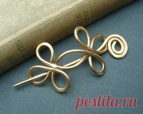 Celtic Double Crossed Loops Brass Shawl Pin от nicholasandfelice