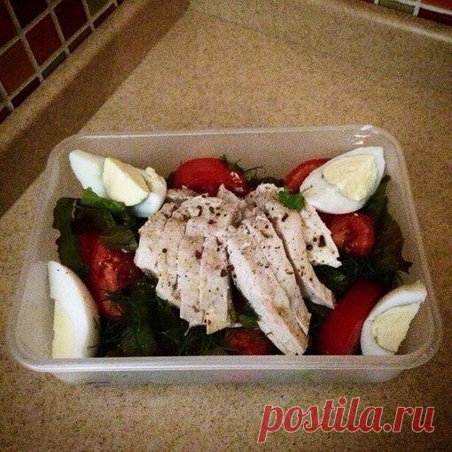 Виды диетических овощных салатов на ужин:

1) куриное филе, листья салата, помидоры, петрушка, укроп, яйцо.

2) листья салата, помидоры, кальмары, петрушка.
Показать полностью…