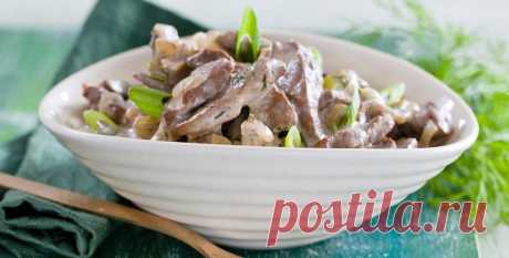 Печень по–строгановски: вкусное блюдо по старинному рецепту Печень по-строгановски всегда получается замечательной: мягкой, сочной и нежной. Каждый кусочек продукта буквально тает во рту: отказаться от изумительного блюда нет сил. Подавать печень можно как самостоятельное блюдо, или в качестве дополнения к любому гарниру.