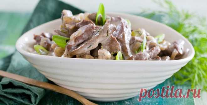 Печень по–строгановски: вкусное блюдо по старинному рецепту Печень по-строгановски всегда получается замечательной: мягкой, сочной и нежной. Каждый кусочек продукта буквально тает во рту: отказаться от изумительного блюда нет сил. Подавать печень можно как самостоятельное блюдо, или в качестве дополнения к любому гарниру.
