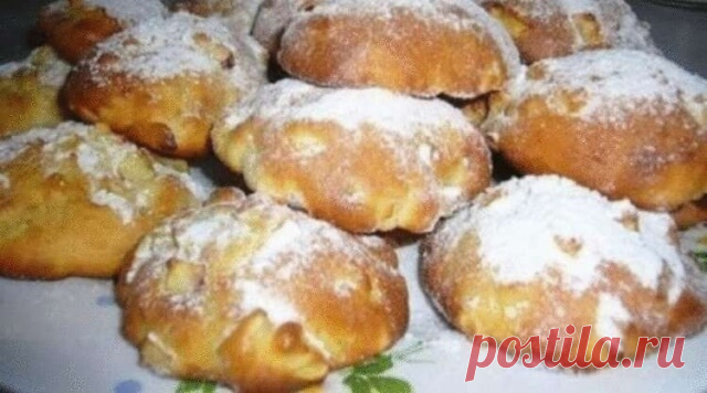 Яблочные булочки к утреннему чаю. Готовятся элементарно! Очень простая и вкусная выпечка! Яблочные булочки! Забирай рецепт! Ингредиенты:4 яблока, порезать мелкими кубиками, 500 г муки, 120 г сахара, 4 яйца, 200 г растопленного маргарина, 1 пакетик ванилина, 1 пакетик разрыхлителя.