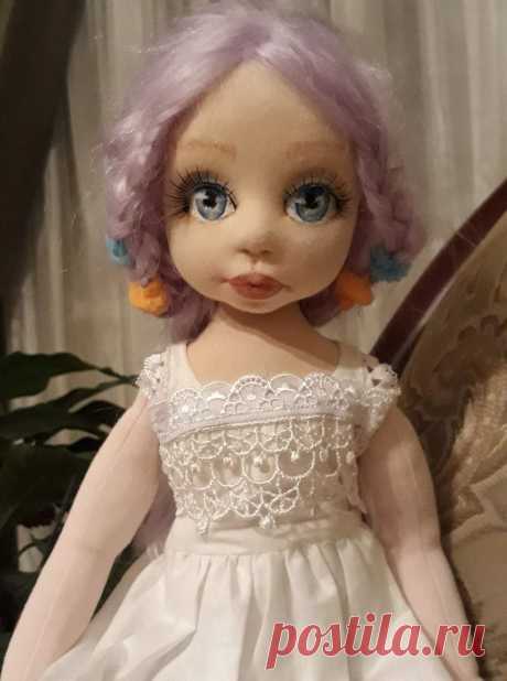 Чтоб душа стала светла,
Вот тебе подруга – кукла.
Пусть еще ты и мала,
Но для куклы подросла.
Она маленький ребенок,