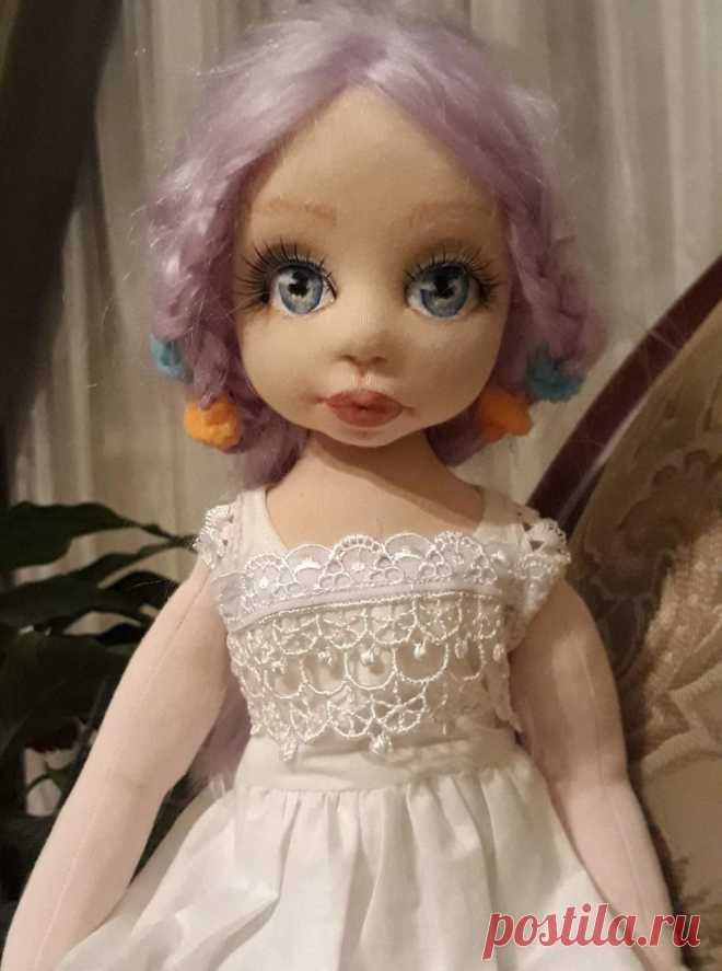 Чтоб душа стала светла,
Вот тебе подруга – кукла.
Пусть еще ты и мала,
Но для куклы подросла.
Она маленький ребенок,