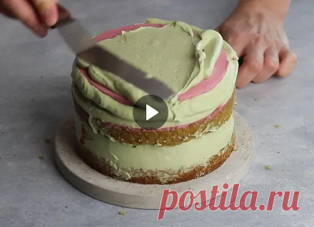 ТОРТ ФИСТАШКА-МАЛИНА
Вес торта с покрытием 1.7 кг
Бисквит 16 см
Яйца С1 3 шт Сахар 95 г Мука 130 г Разрыхлитель 6 г Сливочное масло 45 г Молоко 45 г Фисташковая паста 45 г
Малиновый мусс на 2 кольца 14 см
Пюре малины 160 г (+80 г для пропитки) Сливки 160 г Сахар 60 г Желатин 6 г Вода 35 г
Фисташковый крем
Сыр творожный сливочный 400 г Сливки 33% 100 г Фисташковая паста 50 г Сахар 80 г