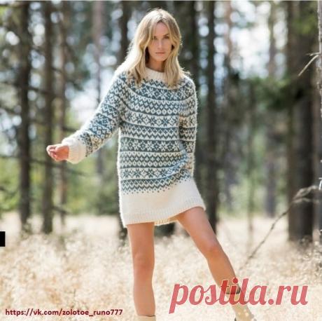 Норвежское мини-платье или свитер MOONSTONE.

Это очень красиво! Такое тёплое зимнее свободное мини-платье можно носить соло. А можно назвать его свитером и носить с леггинсами или джинсами, прямой юбкой, с теплыми колготками или рейтузами. И с зимними сапогами или ботинками любой высоты. Хоть с валенками!
И нам точно будет тепло и красиво! Спасибо норвежским дизайнерам за дивные узоры, которые там вяжут издревле. Это же любимая нами лопапейса - старинное название таких тё...