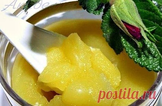 Целебная мазь при межпозвонковой грыже
Существуют прекрасные мази и настойки для рассасывания и обезболивания межпозвонковых грыж. Одной из самых эффективных считаются мазь и настойка из корня окопника, который в народе называют живокостью или костоломом. Окопник сращивает кости, снимает суставную боль, отеки, рассасывает грыжи.
Мазь из окопника: возьмите 0,5 кг свежего сухого корня окопника, 70 г сосновой живицы, 350 г свиного внутреннего жира, 300 г водки. Окопник вымойте, ни в коем случае н