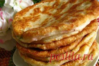 «Сырные лепешки за 5 минут»
Ингредиенты:
🥞Кефир — 1 стак.
🥞Соль — 0,5 ч. л.
🥞Сахар — 0,5 ч. л.
🥞Сода — 0,5 ч. л.
🥞Сыр твердый (тертый) — 1 стакан.
🥞Ветчина (или колбаска, или сосиски, тертые на терке) — 1 стак.
🥞Мука — 2 стак.
Приготовление:
В кефир добавить соль, сахар, соду, хорошо перемешать. Добавить сыр твердых сортов и муку. Хорошо перемешать. Полученное тесто разделить на колобки, раскатать небольшую лепешку (можно пожарить так), положить начинку (у меня - ве...