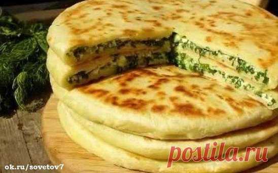 Хачапури с сыром и зеленью
Ингредиенты:
Мука — 3 стакана
Кефир — 1 стакан
Сода — 1 ч. л.
Соль — 1 ч. л.
Приготовление:
1. Замешиваем тесто. В кефир добавляем соду, потом всё остальное. Хорошо отбиваем руками или об стол – это способствует тому, чтобы тесто меньше рвалось при раскатке и было эластичным. Заворачиваем в плёнку и даём отдохнуть минут 30-40.
2. За это время включаем фантазию и делаем начинку.
Можно:
- сыр, чеснок, зелень
- картофельное пюре, сыр и зелень.
3. Очень вкусно готовить