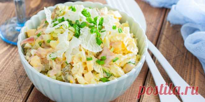 Салат с пекинской капустой, маринованными огурцами и ветчиной - Лайфхакер Этот простой, но очень вкусный салат с пекинской капустой и ветчиной готовится всего за 15 минут из продуктов, которые наверняка найдутся у каждого.