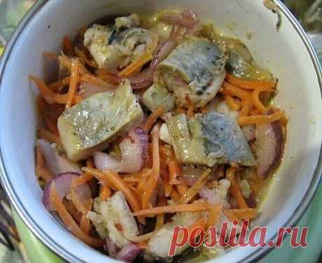 Селедка "ХЕ" - обалденно вкусно!  
 
Это самый вкусный рецепт, который я пробовала!  
 
Нам потребуется:
сельдь (также можно использовать палтус, морской гребешок, треска, минтай, лососевые: нерка, чавыча, кижуч, кета) −1 кг,
 
морковь — 0,5 кг,
 
уксус — 200 г,
 
соевый соус — 20 г,
 
репчатый лук −1 шт.,
 
чеснок −10 г,
 
красный жгучий перец — по вкусу,
 
растительное масло −10 г,
 
кунжутное семя −1 г,
 
сахар — 10 г,
 
соль — по вкусу
 
Приготовление хе из сельди по-к...