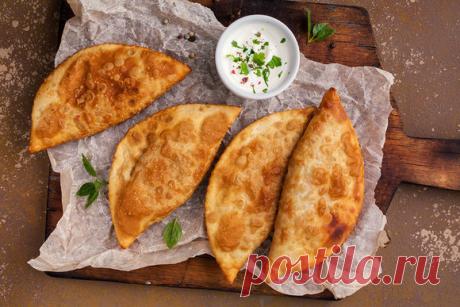 Как правильно готовить настоящие чебуреки, расскажет сайт «Едим Дома»