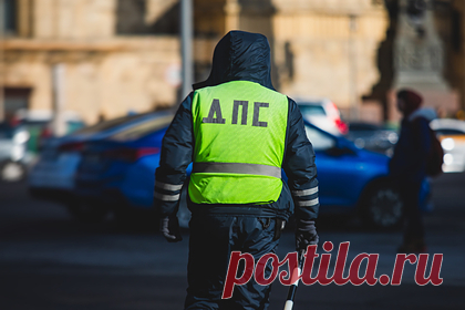 В Петербурге задержали сломавшего руку сотруднице угрозыска инспектора ГИБДД. В Санкт-Петербурге следователи возбудили уголовное дело на 34-летнего инспектора ГИБДД, участвовавшего в конфликте с сотрудницей уголовного розыска. Он в ходе ссоры толкнул девушку руками в грудь, после чего она ударилась спиной и головой о стену, а затем повалил ее на пол лицом вниз и скрутил, сломав руку.