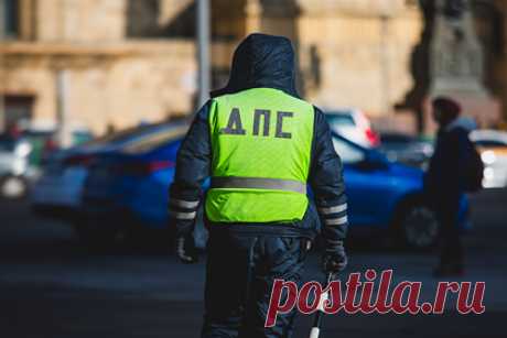 В Петербурге задержали сломавшего руку сотруднице угрозыска инспектора ГИБДД. В Санкт-Петербурге следователи возбудили уголовное дело на 34-летнего инспектора ГИБДД, участвовавшего в конфликте с сотрудницей уголовного розыска. Он в ходе ссоры толкнул девушку руками в грудь, после чего она ударилась спиной и головой о стену, а затем повалил ее на пол лицом вниз и скрутил, сломав руку.