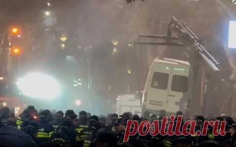 Спецназ разогнал протестующих в Тбилиси. Видео. Грузинский спецназ разогнал протестующих около Тбилисского государственного университета и разблокировал дорогу, перекрытую палаточным лагерем оппозиции.