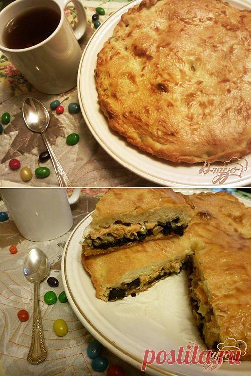 Пирог из семги и грибов