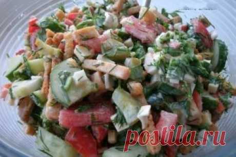 Салат с крабовыми палочками и сухариками рецепт с фото как приготовить Выкладываю рецепт салата с крабовыми палочками и сухариками, который отличается от других подобных салатов очень быстрым приготовлением и необычным вкусом. Маринованные огурцы, входящие в состав этого салата придают пикантности и остроты. Также необычности придаёт использование сухариков и твёрдого сыра. Давайте перейдём к рассмотрению того как приготовить салат с крабовыми палочками и сухариками