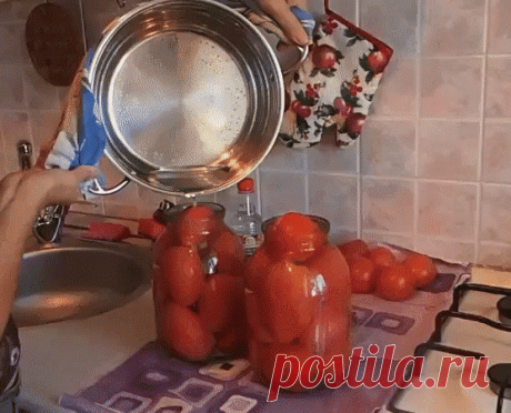 ПОМИДОРЫ "ВОЛШЕБНЫЕ", ЗА РАССОЛОМ-ОЧЕРЕДЬ!        
Для маринада: 
На 1 литр воды: 
- 1 ст. л. крупной соли с верхом. 
- 4 ст. л. сахарного песка. 
- 50 мл 9% уксуса. 
- Зелень: лист смородины, хрена, вишни, зонтик укропа, петрушка, ветка экстрагона. 
- Приправы: перец горошком, душистый перец, чеснок, лавровый лист. 
Приготовление: 
Банки помыть, простерилизовать. 
Стерилизация банок 
Зелень один раз опустить в кипяток на 1 секунду, разложить по банкам. Помидоры помыть, зубочисткой
