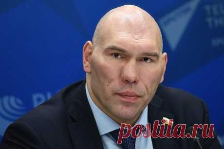 Появились подробности о состоянии госпитализированного депутата Валуева. С депутатом Госдумы Николаем Валуевым все в порядке — в субботу, 19 ноября, он планирует комментировать бой. Об этом, реагируя на сообщения о госпитализации политика, сообщили в пресс-службе депутата, передает РИА Новости. «Он просто хромает, действительно, с августа», — подчеркнули в пресс-службе.