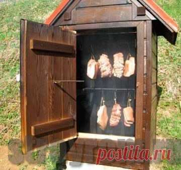 #БеседкиМангалы

 
Коптильня своими руками 
 
Холодного копчения. Главное ее отличие — протяженный дымоход, в котором дымовые газы успевают полностью прогореть, вредные канцерогены из них осаждаются на стенках дымохода, а продукты, подвергающиеся копчению, окутывает легкий ароматный дымок. Мясо после такой обработки может храниться несколько месяцев, рыба — от трех до 12 недель. На рисунке — традиционная коптильня холодного копчения, ее можно установить на участке в загоро...