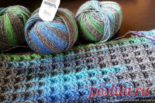 Объемный узор для пледа

Рельеф этого узора образуется за счет выпуклых (рельефных) столбиков. Для образца набирают число петель начальной цепочки кратное 3, плюс 2 петли для симметрии рисунка.

1 ряд:
столбики с накидом, первый столбик вяжут в 5-ю от крючка петлю;
2 ряд: 
3 петли подъема, 1 рельефный столбик с одним накидом перед работой, * 1 столбик с накидом, 2 рельефных столбика с одним накидом перед работой *, 1 столбик с накидом в воздушную петлю предыдущего ряда;
3 ...