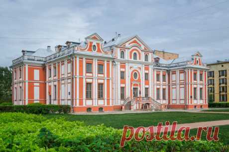 Хранилище уродцев. Первая кунсткамера Петра (8 фото) | Чёрт побери На болотистой местности с небольшими перелесками расположился смольный двор, где собственно эту самую смолу и варили, да ей же пеньку и смолили. Все это богатство было для двух заводов - Адмиралтейского и Охтинского. Начальником всего этого дела в те годы был Кикин, Александр Кикин. Дабы некоторые участки земли просто так не простаивали, он решил построить здесь для себя дом, да не простой, а с размахом. Оц...