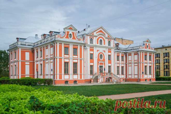 Хранилище уродцев. Первая кунсткамера Петра (8 фото) | Чёрт побери На болотистой местности с небольшими перелесками расположился смольный двор, где собственно эту самую смолу и варили, да ей же пеньку и смолили. Все это богатство было для двух заводов - Адмиралтейского и Охтинского. Начальником всего этого дела в те годы был Кикин, Александр Кикин. Дабы некоторые участки земли просто так не простаивали, он решил построить здесь для себя дом, да не простой, а с размахом. Оц...