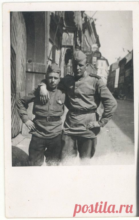 Макаров Виктор, Сумкин Александр г. Братислава апрель 1945 года. Фотоснимок добавлен Татьяной Витман 12 апреля 2014 года в Однокласниках в группе &quot;4-я ГВДД&quot;