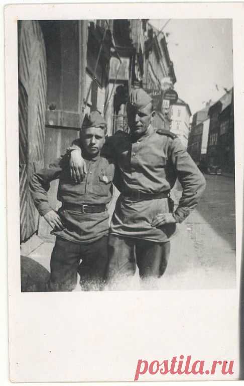 Макаров Виктор, Сумкин Александр г. Братислава апрель 1945 года. Фотоснимок добавлен Татьяной Витман 12 апреля 2014 года в Однокласниках в группе "4-я ГВДД"