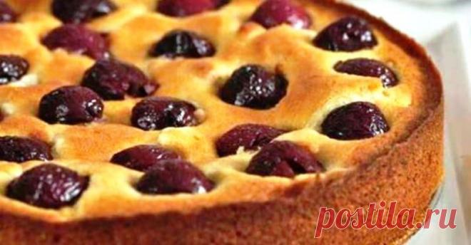 Рецепт пирога с вишней на кефире Пирог готовится довольно быстро, получается воздушным и нежным. Вишню можно брать любую.