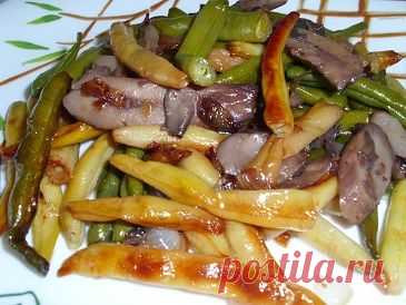 Жаренная спаржевая фасоль с грибами и луком