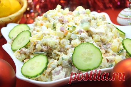 Салат «Новогодний оливье» 
https://kedem.ru/recipe/nyrecipe/salads/salat-novogod..

Салат «Новогодний оливье» еще один вариант салата, без которого не обходится ни один новогодний стол. 

Ингредиенты: 

200 г куриного филе, 

100 г копченой колбасы, 

100 г консервированного зеленого горошка, 

2 картофелины, 

2 моркови, 

3 яйца, 

1 свежий огурец, 

майонез, 

соль по вкусу. 

Приготовление: 

В миску нарезать кубиками отварной картофель и морковь. 

Добавить нарезанные...