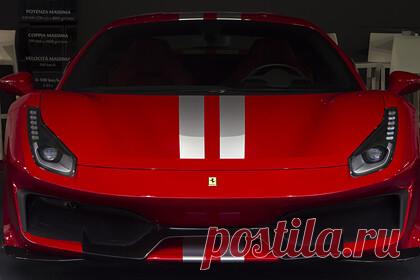 Водитель купил автомобиль за 27 миллионов рублей и тут же разбил его. Житель Англии приобрел в салоне новый автомобиль Ferrari 488 за 250 тысяч фунтов (27,7 миллиона рублей). Новый владелец проехал на машине три километра, после чего попал в ДТП. Автомобиль получил серьезные повреждения в передней части. В результате произошедшего водитель не пострадал.